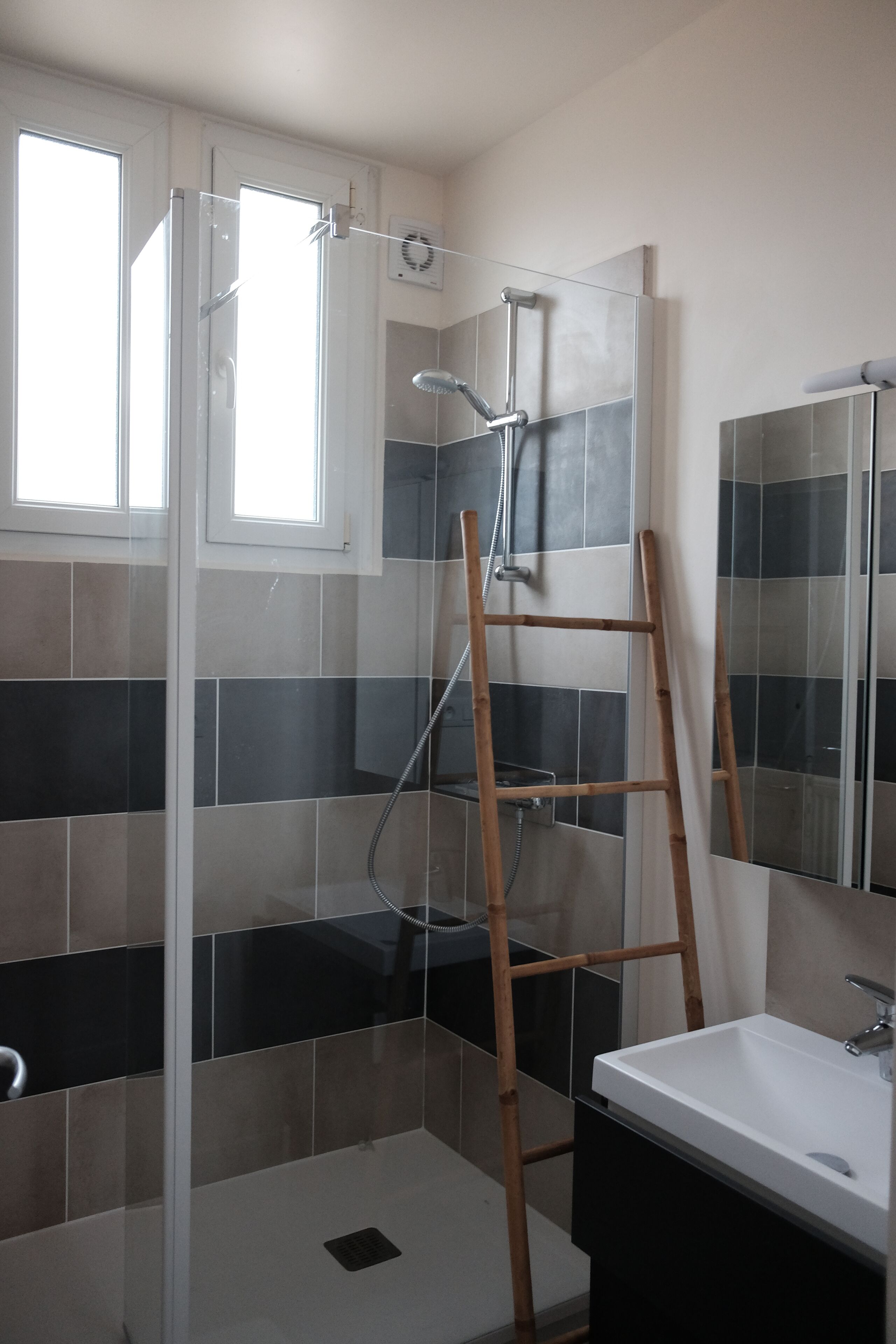 Douche, sèche-cheveux, papier toilette