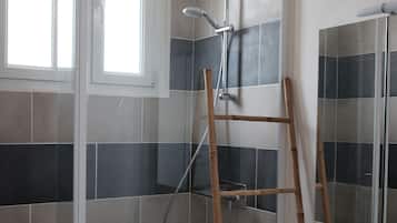 Douche, sèche-cheveux, papier toilette