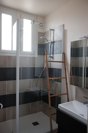Bruser, hårtørrer, Toiletpapir