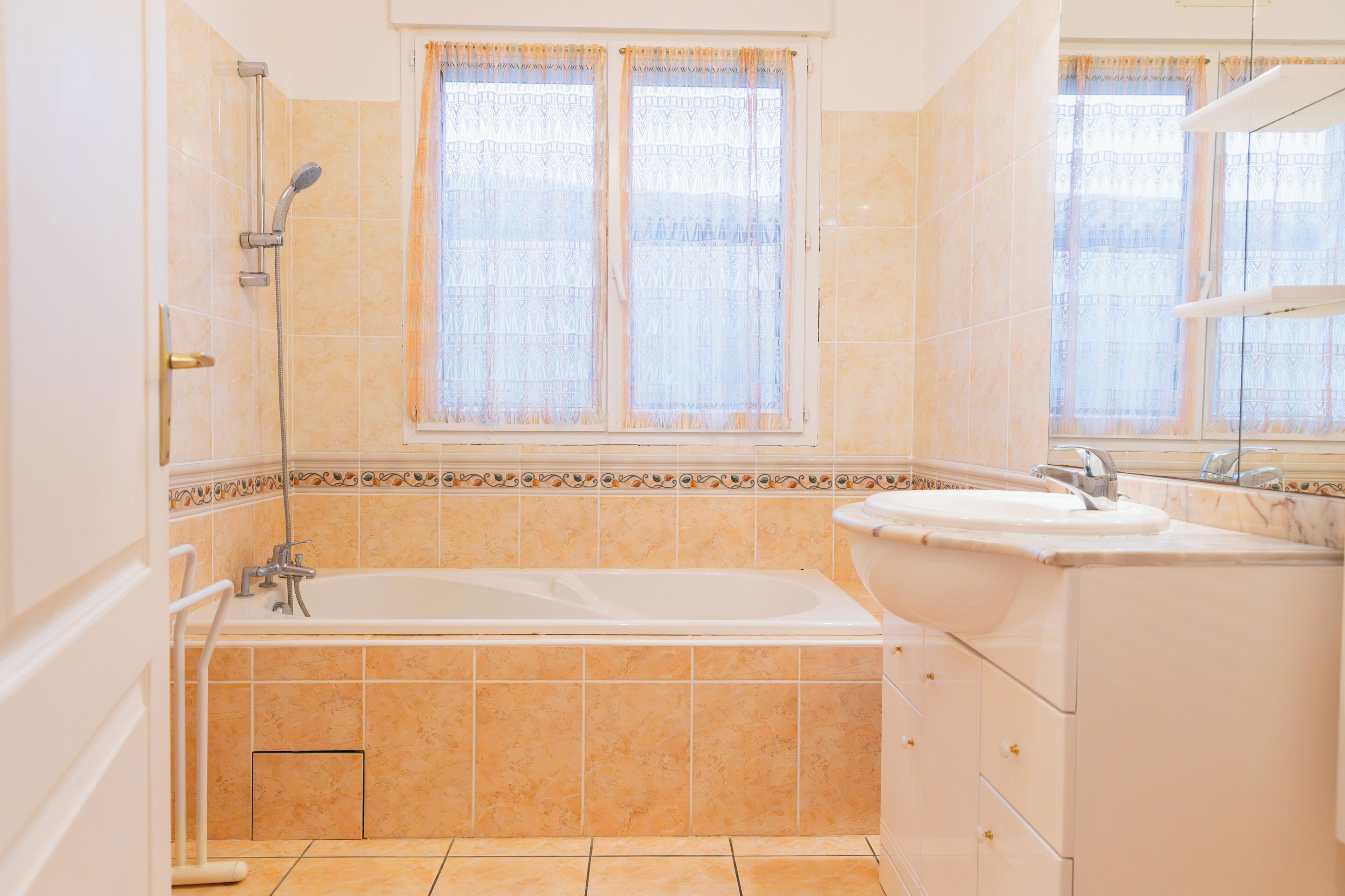 Un baño con bañera, lavabo y ducha.