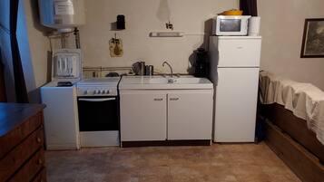Een koelkast, een magnetron, een oven, een kookplaat