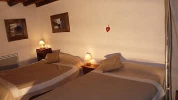 2 bedrooms, iron/ironing board, free WiFi