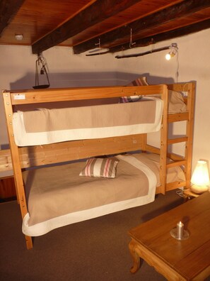 2 bedrooms, iron/ironing board, free WiFi