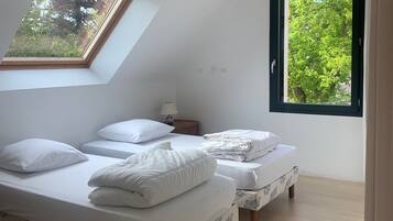 5 slaapkamers, een strijkplank/strijkijzer, reisbedje, gratis wifi