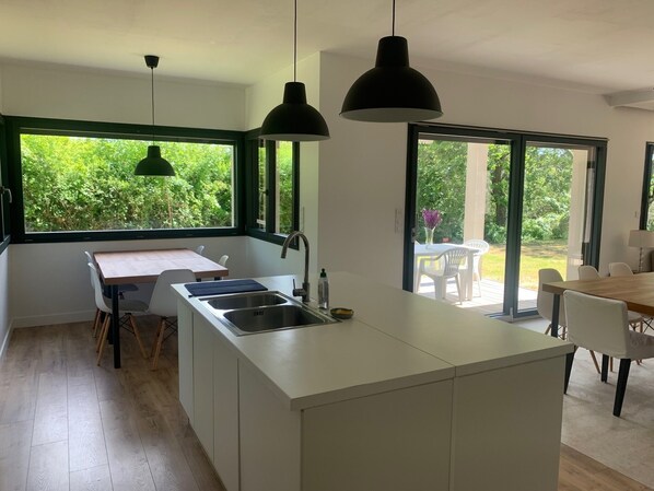 Dining - Beautiful Villa 500m from the beach ideally located in the peninsula of Rhuys.   (Saint-Gildas-de-Rhuys)