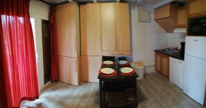 Microwave, dishwasher, coffee/tea maker, cookware/dishes/utensils - Cottage of 25 m2 with sheltered terrace (Léon)