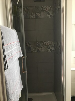 Séchoir à cheveux, serviettes fournies, papier de toilette