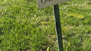 En skylt med texten ”Gîte Grand Pré” och en symbol för parkering.