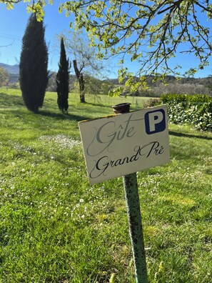 Exterior detail - At the foot of Mont Ventoux, between Sault and the gorges of the Nesque, Vélo (Monieux)