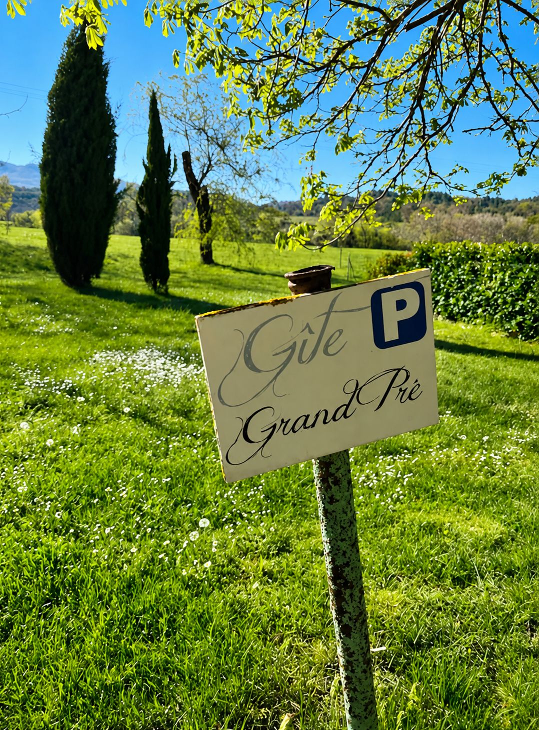 Ein Schild mit der Aufschrift 'Gîte Grand Pré', das auf eine Unterkunft hinweist.