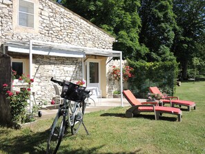 Terrace/patio - At the foot of Mont Ventoux, between Sault and the gorges of the Nesque, Vélo (Monieux)