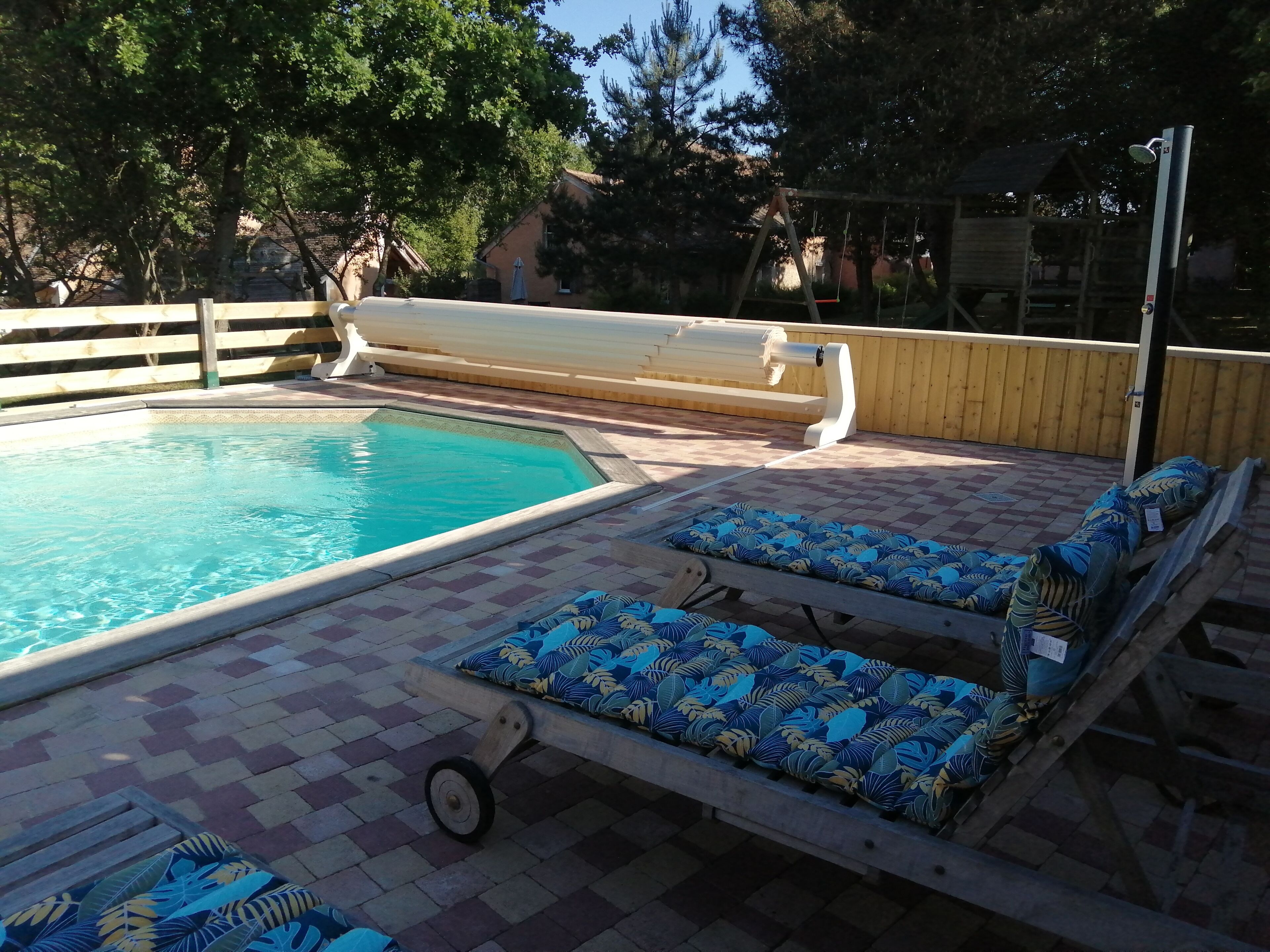 Een buitenzwembad en een verwarmd zwembad