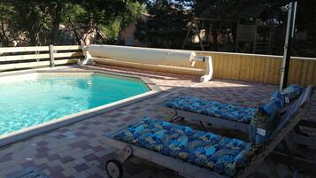 Een buitenzwembad en een verwarmd zwembad