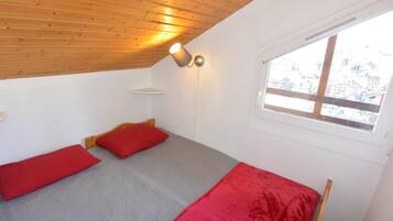 4 habitaciones y tabla de planchar con plancha