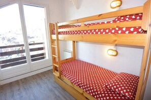 4 bedrooms, iron/ironing board