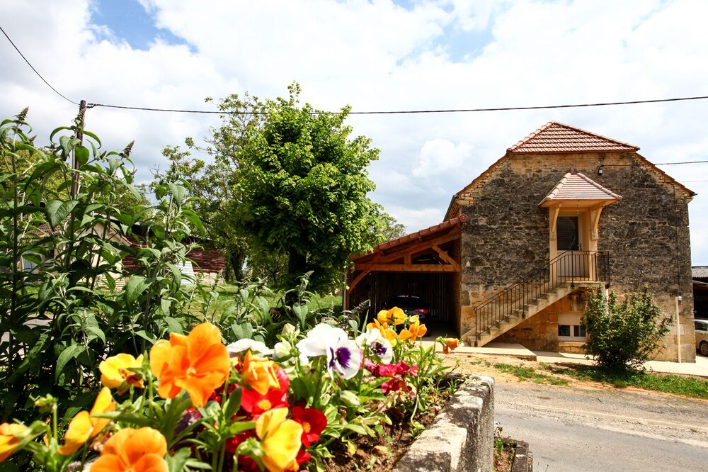 8 km from Sarlat, in the countryside, 2 guest rooms in a restored barn.
