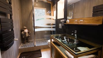 Douche, sèche-cheveux, peignoirs, chaussons