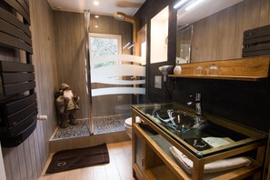 Ducha, secador de pelo, albornoces y zapatillas