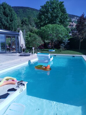 Una piscina al aire libre, una piscina climatizada