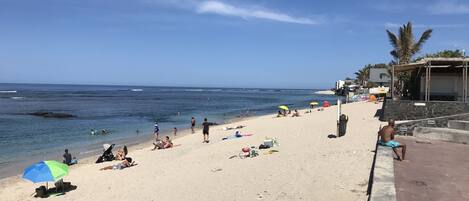 Plage, chaises longues