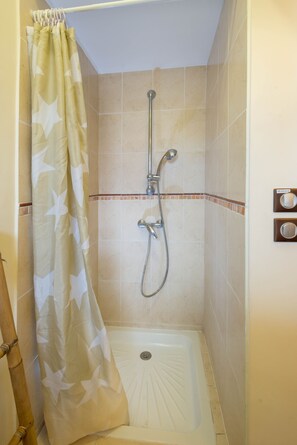 Dusche, Haartrockner, Handtücher, Seife
