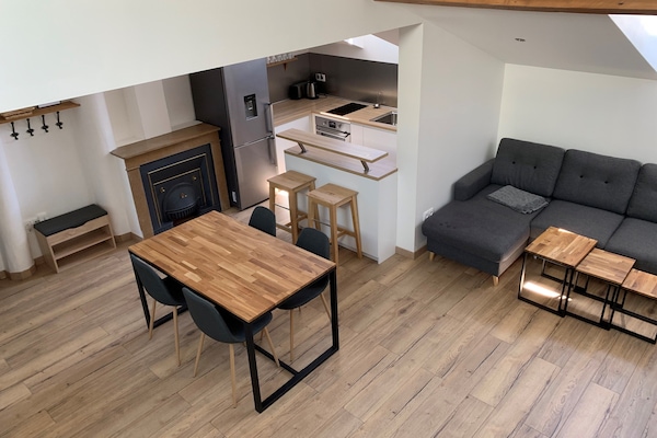 Logement chaleureux, entièrement meublé et équipé pour le plus grand confort.