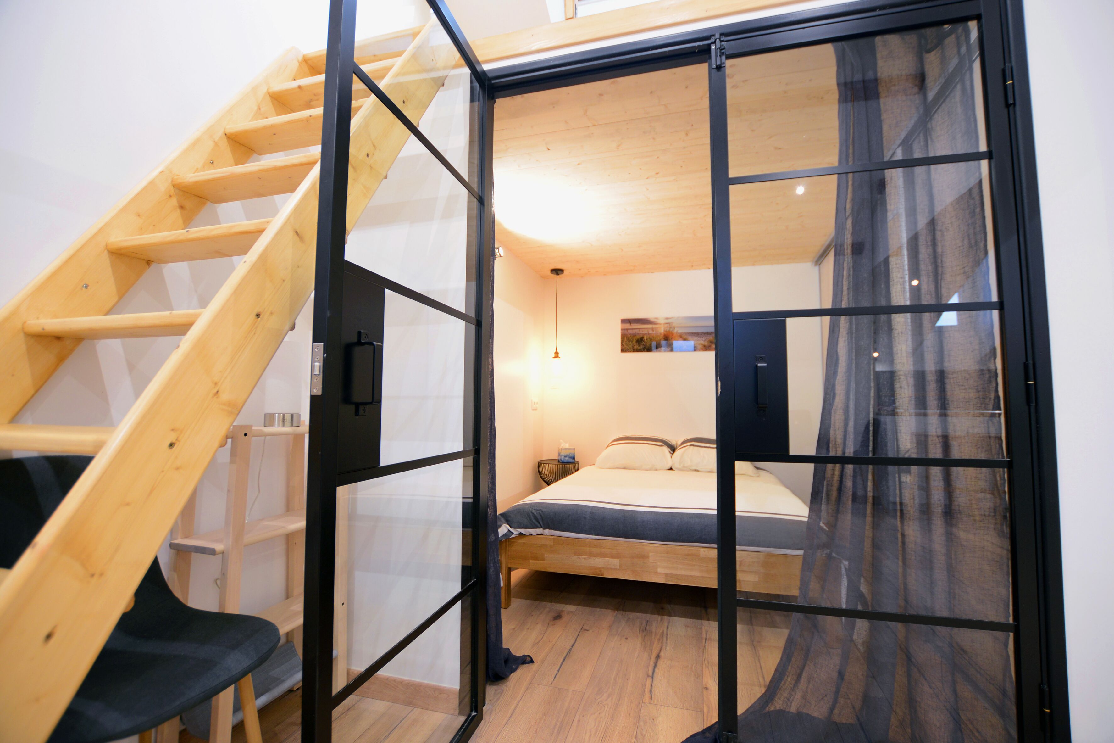 Chambre avec verrière et rideau
