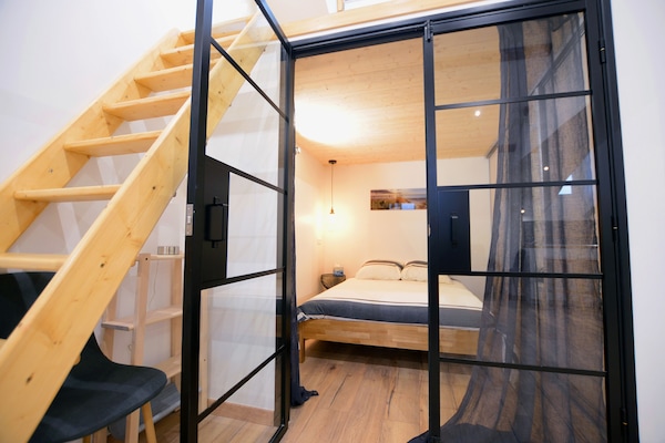 Chambre avec verrière et rideau