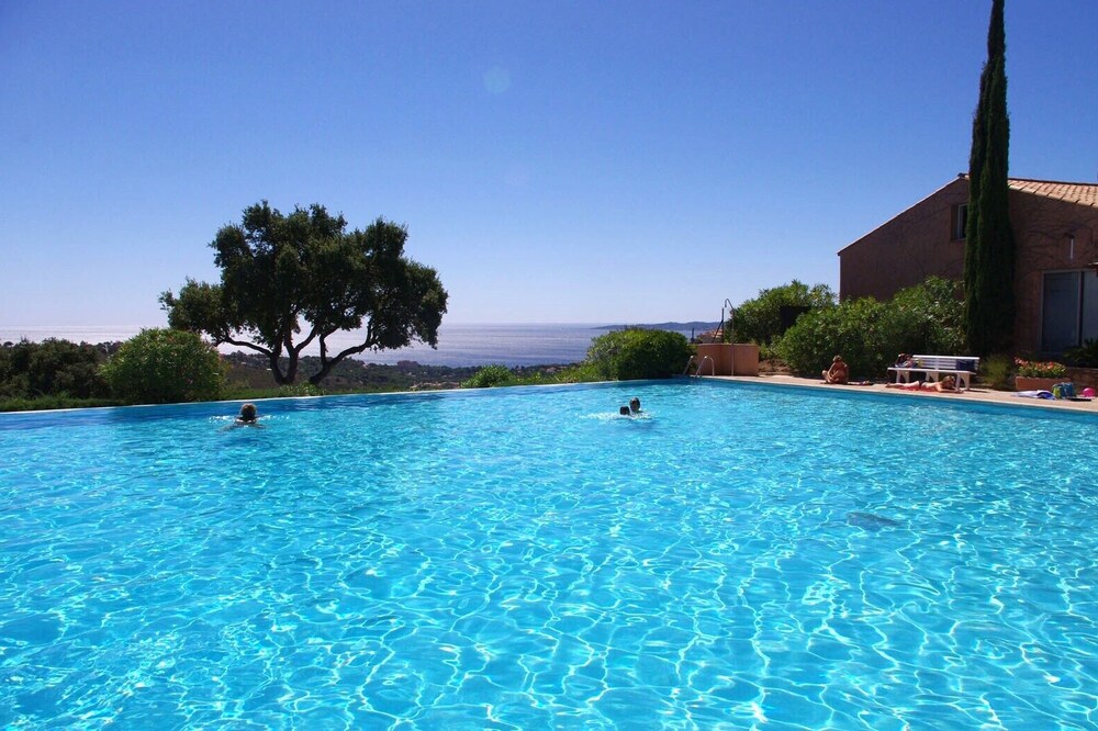 Apartment-villa 2-3 P + 1 mezzanine / sea view in quiet wooded & Residence