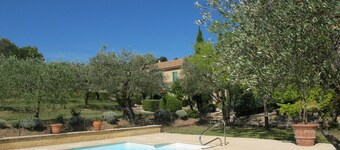 I ett fält av olivträd, hus för 6-7 personer med en stor pool