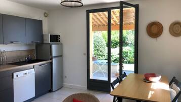 Réfrigérateur, micro-ondes, four, plaque de cuisson