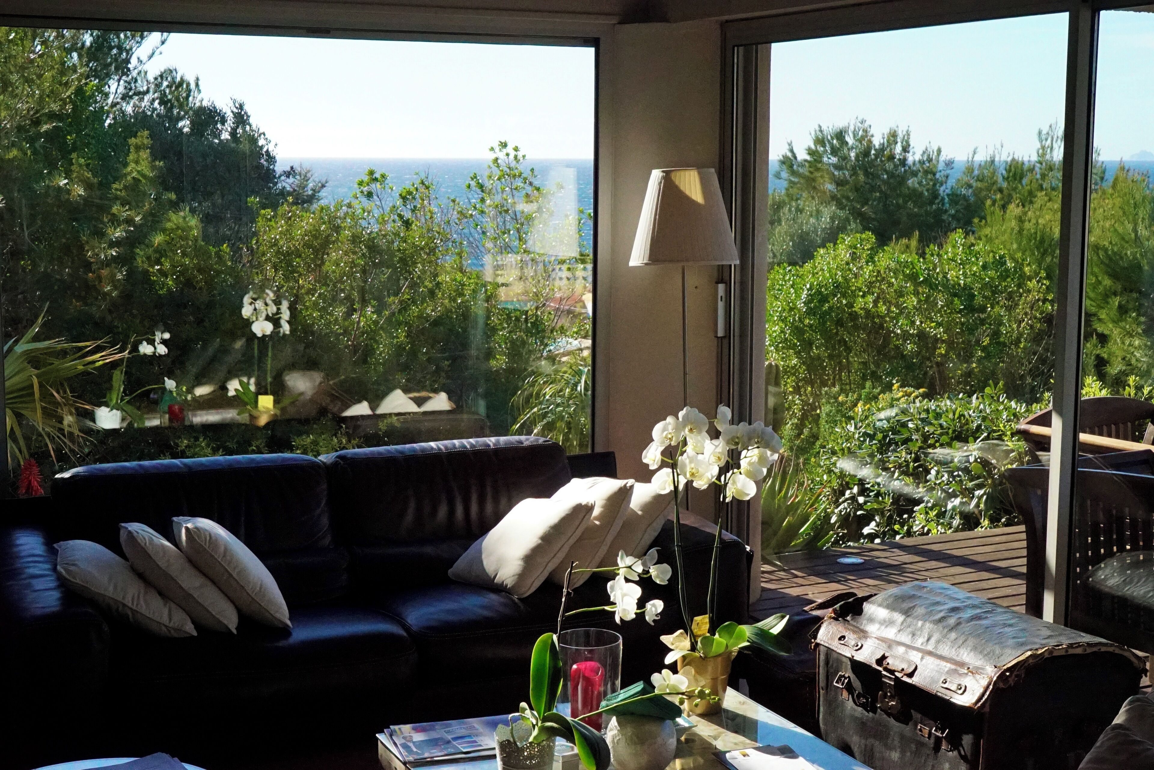 Télévision, cheminée, livres, chaîne hi-fi