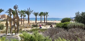 Una spiaggia nelle vicinanze