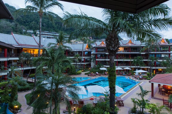 A resort with a large pool, multiple levels of buildings, and lush greenery. - ROMANTIC AND DESIGN APARTMENT, PATONG BEACH (PATONG)