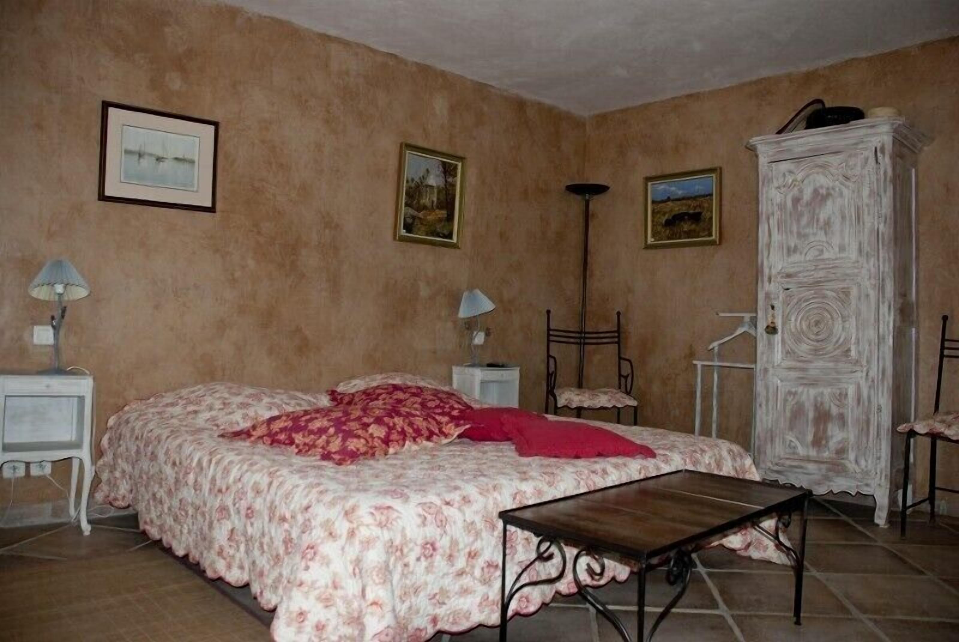 Guest Room Luxurious With Swimming Pool In Parc Of Luberon