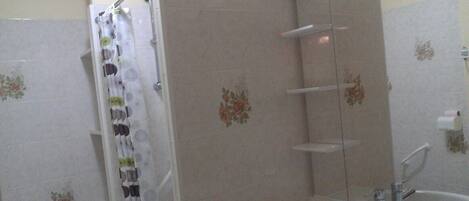 Een douche, een haardroger, zeep, toiletpapier