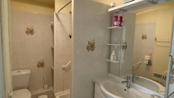 Dusche, Haartrockner, Seife, Toilettenpapier