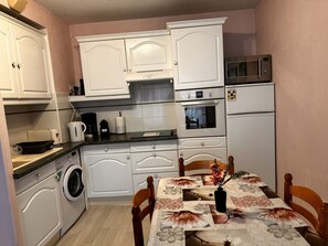 Refrigerador, microondas, horno, placa de cocina