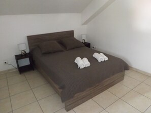 2 soverom, strykejern/-brett, reiseseng for barn og wi-fi (inkludert)