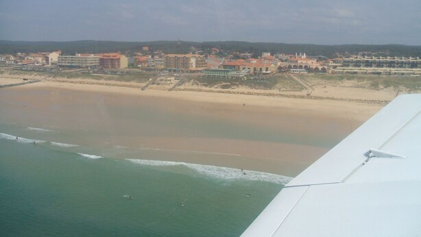 Une ville côtière avec des bâtiments qui bordent la plage et une vue dégagée sur la mer.