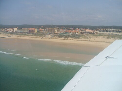 Haus im Kiefernwald, in der Nähe des Ozeans