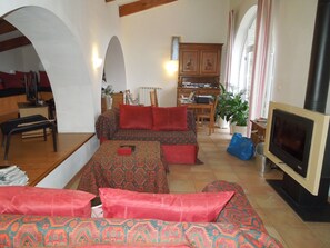 Smart TV, fireplace, DVD player, ping pong