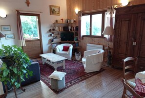 Tv, bordtennisbord, bøger