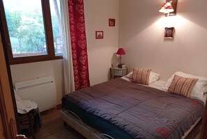 3 habitaciones, tabla de planchar con plancha y cuna de viaje 