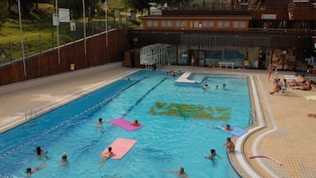 Alberca al aire libre y alberca climatizada