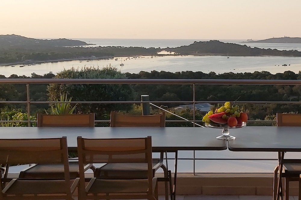 Modern sea view villa, pool, full service, arrival Sunday departure