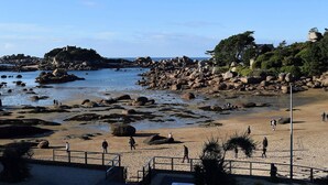 Une plage de galets sous un ciel dégagé.