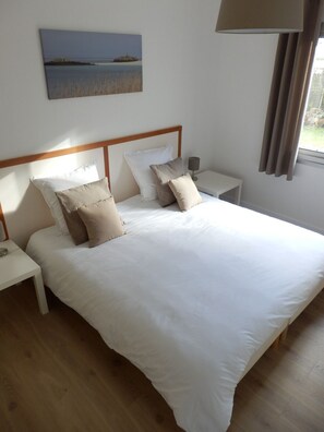 4 chambres, bureau, fer et planche à repasser, lit parapluie