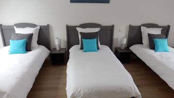 4 slaapkamers, een bureau, een strijkplank/strijkijzer, reisbedje