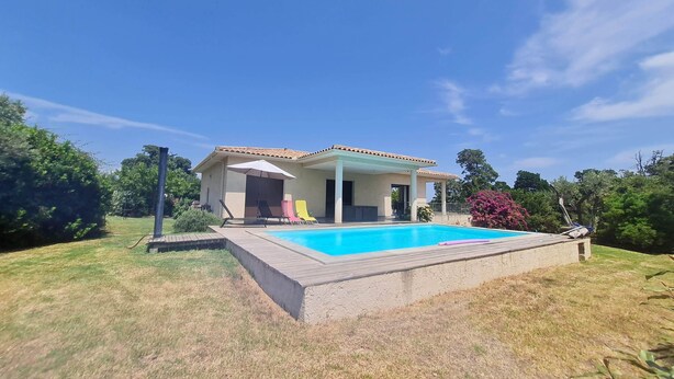 A house with a swimming pool, a covered patio, and a garden. - Family villa with swimming pool, between sea and mountains. (Prunelli-di-Fiumorbo)